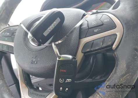 2015 Jeep Cherokee Latitude z USA, uszkodzony, nr VIN 1C4PJMCS1FW504272